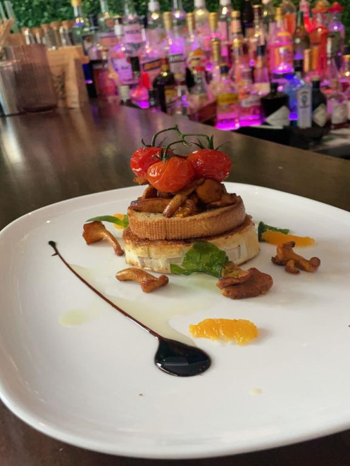 Eierschwammerl auf getoastetes Weißbrot