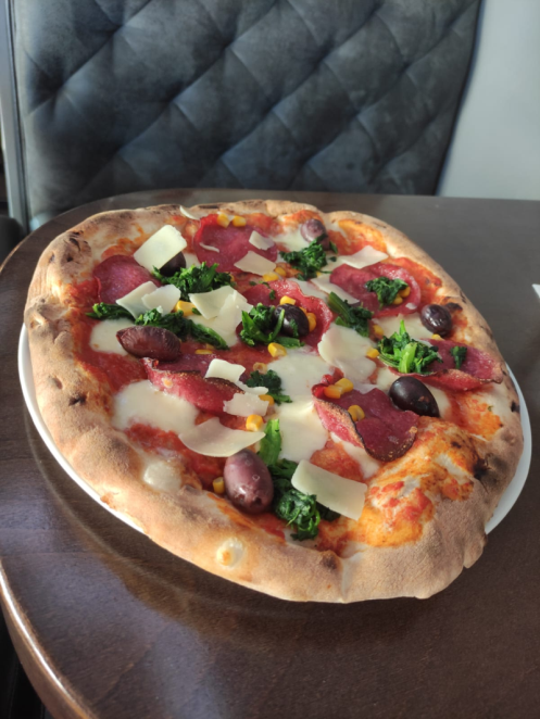 Pizza Salami mit Oliven